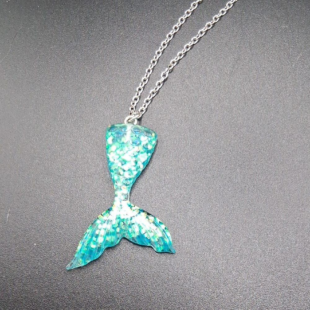 NWT Adorable Boho Turquoise Blue Glitter Resin Mermaid Tail Necklace!